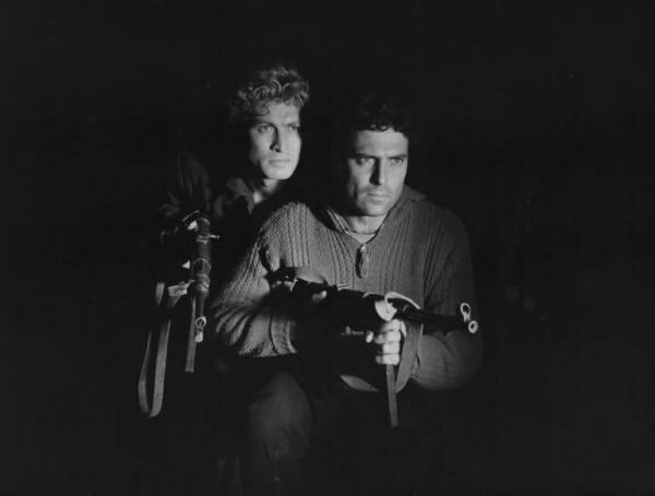 Fotografia del film "Cuori senza frontiere" - Regia Luigi Zampa 1950 - Gli attori Erno Crisa e Raf Vallone imbracciano i fucili affiorando dall'ombra.