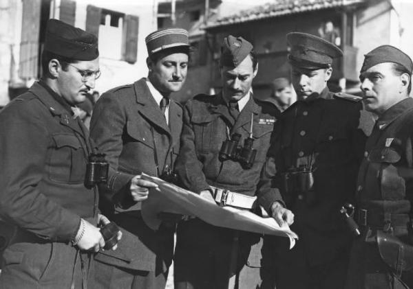 Fotografia del film "Cuori senza frontiere" - Regia Luigi Zampa 1950 - Cinque attori non identificati in abiti militari consultano una cartina.