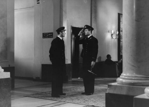 Fotografia del film "Cuori sul mare" - Regia Giorgio Bianchi 1949 - L'attore Marcello Mastroianni fa il saluto militare.