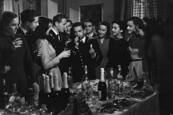 Fotografia del film "Cuori sul mare" - Regia Giorgio Bianchi 1949 - L'attore Jacques Sernas e altri attori non identificati a una festa.