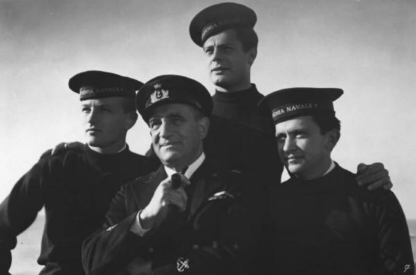 Fotografia del film "Cuori sul mare" - Regia Giorgio Bianchi 1949 - Gli attori Jacques Sernas, Marcello Mastroianni, Charles Vanel e Paolo Panelli guardano l'orizzonte.
