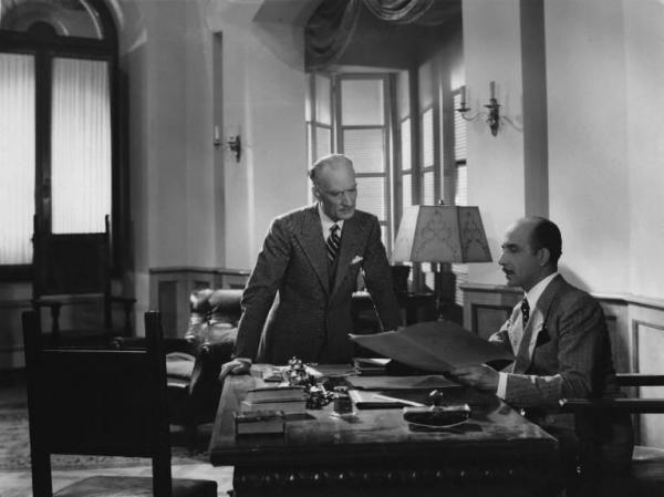 Fotografia del film "La damigella di Bard" - Regia Mario Mattoli 1936 - L'attore Luigi Cimara dialoga con un attore non identificato.