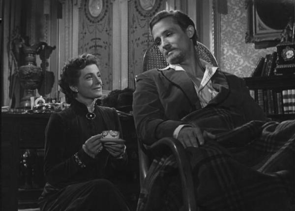 Fotografia del film "Daniele Cortis" - Regia Mario Soldati 1947 - L'attrice Sarah Churchill prende il te con l'attore Vittorio Gassman sedutole vicino.