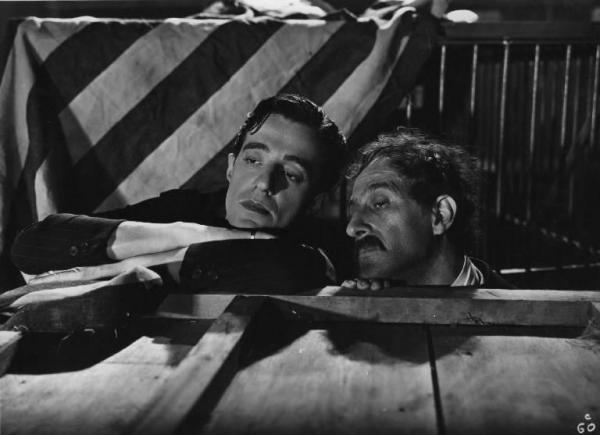Fotografia del film "Darò un milione" - Regia Mario Camerini 1935 - L'attore Vittorio De Sica e l'attore Luigi Almirante dietro una cassa.