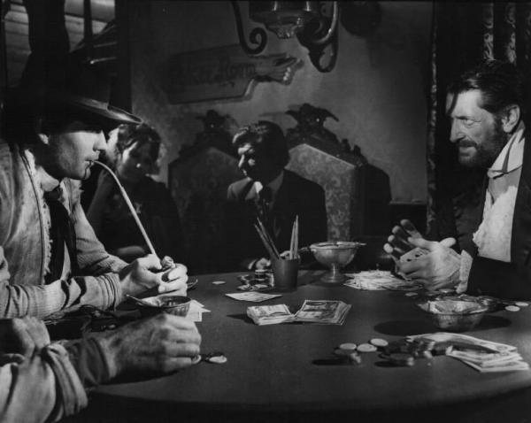 Fotografia del film "Da uomo a uomo" - Regia Giulio Petroni 1967 - L'attore John Philip Law e attori non identificati giocano a carte.
