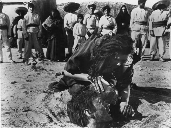 Fotografia del film "Da uomo a uomo" - Regia Giulio Petroni 1967 - Un'attrice non identificata versa da bere a un attore non identificato sotterrato.