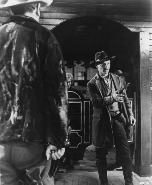Fotografia del film "Da uomo a uomo" - Regia Giulio Petroni 1967 - L'attore Lee Van Cleef in piedi con una pistola in mano.