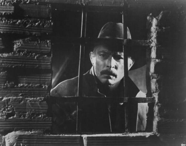 Fotografia del film "Da uomo a uomo" - Regia Giulio Petroni 1967 - L'attore Lee Van Cleef dietro delle sbarre.