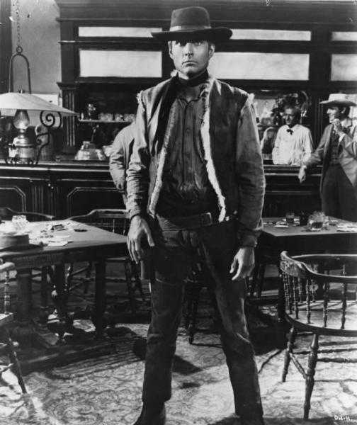 Fotografia del film "Da uomo a uomo" - Regia Giulio Petroni 1967 - L'attore John Philip Law in piedi in un saloon.