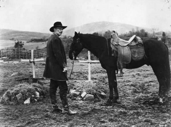 Fotografia del film "Da uomo a uomo" - Regia Giulio Petroni 1967 - L'attore Lee Van Cleef a fianco a un cavallo.