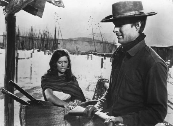 Fotografia del film "Da uomo a uomo" - Regia Giulio Petroni 1967 - L'attore John Philip Law e un'attrice non identificata.