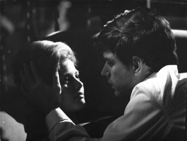 Fotografia del film "I delfini" - Regia Francesco Maselli 1960 - L'attore Tomas Milian accarezza l'attrice Claudia Cardinale.