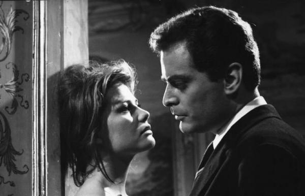 Fotografia del film "I delfini" - Regia Francesco Maselli 1960 - L'attrice Claudia Cardinale e l'attore Sergio Fantoni in primo piano.