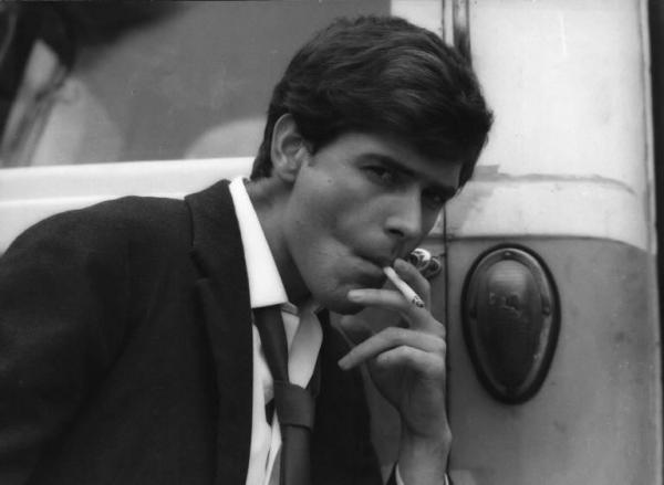 Fotografia del film "I delfini" - Regia Francesco Maselli 1960 - L'attore Tomas Milian in primo piano fuma.