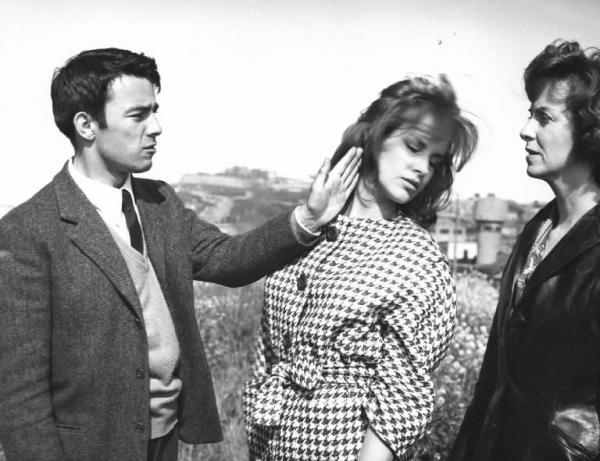 Fotografia del film "I delfini" - Regia Francesco Maselli 1960 - L'attore Gérard Blain dà uno schiaffo all'attrice Antonella Lualdi mentre l'attrice Betsy Blair sta guardando.