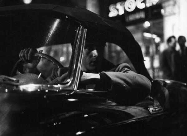 Fotografia del film "I delfini" - Regia Francesco Maselli 1960 - L'attore Tomas Milian in auto.