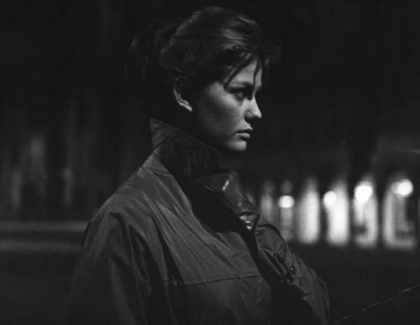Fotografia del film "I delfini" - Regia Francesco Maselli 1960 - L'attrice Claudia Cardinale di profilo.