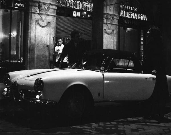 Fotografia del film "I delfini" - Regia Francesco Maselli 1960 - Attori non identificati entrano in un'automobile.