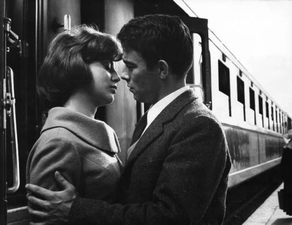 Fotografia del film "I delfini" - Regia Francesco Maselli 1960 - L'attore Gèrard Blain e un'attrice non identificata vicino a un treno.