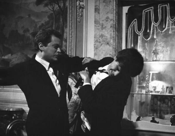 Fotografia del film "I delfini" - Regia Francesco Maselli 1960 - L'attore Sergio Fantoni e l'attore Tomas Milian si picchiano.