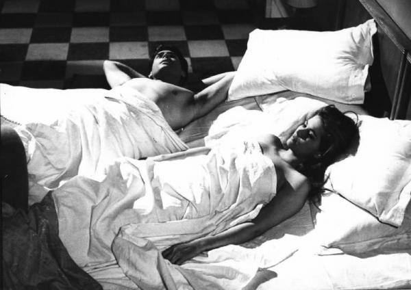 Fotografia del film "I delfini" - Regia Francesco Maselli 1960 - L'attore Tomas Milian e l'attrice Claudia Cardinale stesi in un letto.