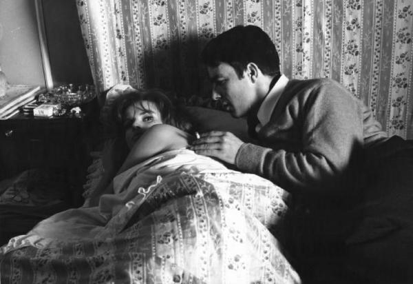 Fotografia del film "I delfini" - Regia Francesco Maselli 1960 - L'attore Gérard Blain e l'attrice Antonella Lualdi sopra un letto.