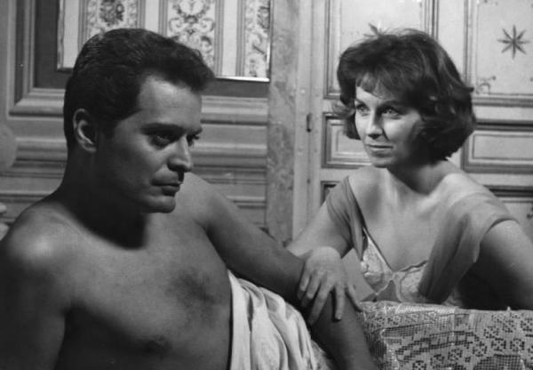 Fotografia del film "I delfini" - Regia Francesco Maselli 1960 - L'attore Sergio Fantoni con l'attrice Betsy Blair.