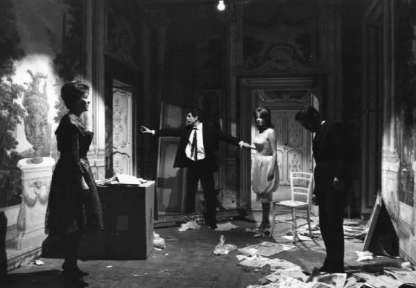 Fotografia del film "I delfini" - Regia Francesco Maselli 1960 - Gli attori Betsy Blair, Tomas Milian, Antonella Lualdi, Gérard Blain in un salone.