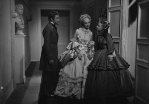 Scena del film "La Contessa Castiglione" - Regia Flavio Calzavara - 1942 - L'attrice Doris Duranti tra due attori non identificati in un corridoio