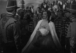Scena del film "La Contessa Castiglione" - Regia Flavio Calzavara - 1942 - L'attrice Doris Duranti sorride alle guardie imperiali che la circondano