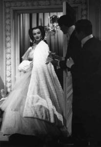 Scena del film "La Contessa Castiglione" - Regia Flavio Calzavara - 1942 - L'attrice Doris Duranti, sulla soglia della porta, parla a due attori non identificati