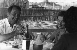 Scena del film "La Coppia" - Regia Enzo Siciliano - 1968 - L'attore Massimo Girotti, seduto al tavolo, parla con un'attrice e un attore non identificati
