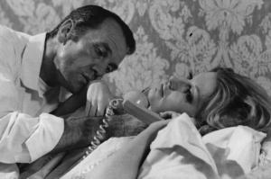 Scena del film "La Coppia" - Regia Enzo Siciliano - 1968 - L'attore Massimo Girotti steso accanto all'attrice Anita Sanders mentre parla al telefono