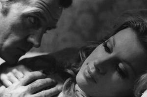 Scena del film "La Coppia" - Regia Enzo Siciliano - 1968 - Primo piano dell'attore Massimo Girotti steso accanto all'attrice Anita Sanders