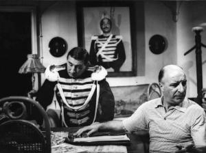 Set del film "Il Corazziere" - Regia Camillo Mastrocinque - 1960 - L'attore Renato Rascel e il regista Camillo Mastrocinque durante una pausa dalle riprese
