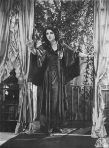 Set del film "Corte d'assise" - Regia Guido Brignone- 1930- L'attrice Marcella Albani a figura intera.