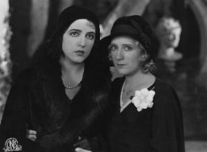 Set del film "Corte d'assise" - Regia Guido Brignone- 1930- L'attrice Marcella Albani in primo piano accanto all'attrice Lya Franca.