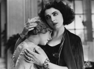 Set del film "Corte d'assise" - Regia Guido Brignone- 1930- L'attrice Lya Franca abbracciata dell'attrice Marcella Albani.