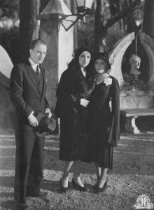 Set del film "Corte d'assise" - Regia Guido Brignone- 1930- L'attore Elio Steiner, l'attrice Marcella Albani e l'attrice Lya Franca in piedi in un esterno.