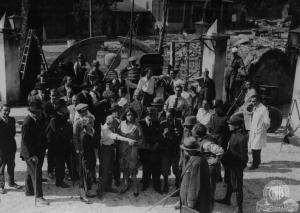 Set del film "Corte d'assise" - Regia Guido Brignone- 1930- L'attrice Lya Franca, il regista Guido Brignone, l'attrice Marcella Albani, l'attore Elio Steiner davanti ad un gruppo di attori non identificati.