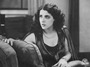 Set del film "Corte d'assise" - Regia Guido Brignone- 1930- L'attrice Marcella Albani seduta su un divano.