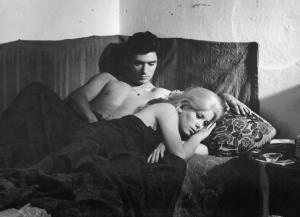 Set del film "La costanza della ragione" - Regia Pasquale Festa Campanile - 1964- L'attore Sami Frey e l'attrice Catherine Deneuve stesi nel letto.