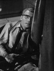 Set del film "Il criminale" - Regia Marcello Baldi- 1962 - L'attore Jack Palance accasciato ferito con un fucile in mano.