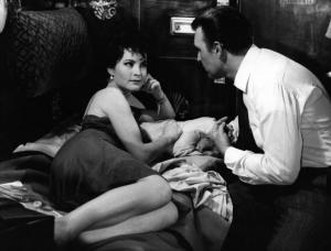 Set del film "Il criminale" - Regia Marcello Baldi- 1962 - Jack Palance conversa con Yvonne Furneaux sdraiata sul letto di uno scompartimento.