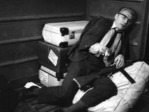 Set del film "Il criminale" - Regia Marcello Baldi- 1962 - L'attore Jack Palance accasciato nell'angolo di uno scompartimento, ferito e armato.