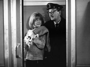 Set del film "Il criminale" - Regia Marcello Baldi- 1962 - Il conduttore del treno e una ragazza davanti all'entrata di uno scompartimento.