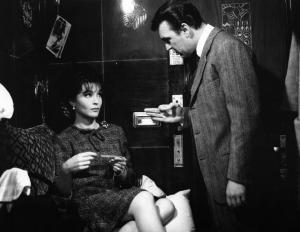 Set del film "Il criminale" - Regia Marcello Baldi- 1962 - Jack Palance discute con Yvonne Furneaux seduta sul letto nello scompartimento di un wagon lits.
