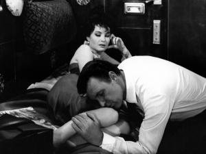 Set del film "Il criminale" - Regia Marcello Baldi- 1962 - Jack Palance bacia le gambe di Yvonne Furneaux, sdraiata sul lettino dello scompartimento di un wagon lits.