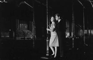 Fotografia del film "Cronache di poveri amanti" - Regia Carlo Lizzani 1953 - L'attrice Antonella Lualdi appoggiata ad un palo con un attore non identificato accanto.