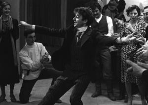Fotografia del film "Cuore di cane" - Regia Alberto Lattuada 1976 - L'attore Cochi Ponzoni balla in mezzo ad un gruppo di persone in un interno.